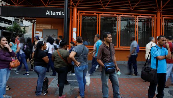 La gente cerca de la estación del metro de Caracas, Venezuela - Sputnik Mundo