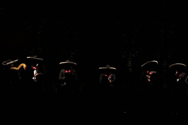 Músicos tocan mariachi durante la presentación del Ballet folklórico de México de Amalia Hernández. - Sputnik Mundo