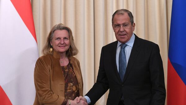 La ministra de Exteriores de Austria, Karin Kneissl, y su homólogo ruso, Serguéi Lavrov - Sputnik Mundo