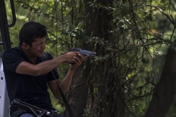 Paramilitares, autodefensas, policías comunitarias: así se diferencian los grupos armados en México (fotos) Paramilitares, autodefensas, policías comunitarias: así se diferencian los grupos armados en México (fotos) - Sputnik Mundo