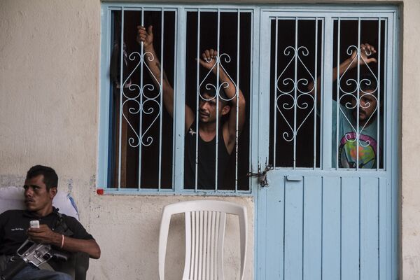 Paramilitares, autodefensas, policías comunitarias: así se diferencian los grupos armados en México (fotos) Paramilitares, autodefensas, policías comunitarias: así se diferencian los grupos armados en México (fotos) - Sputnik Mundo