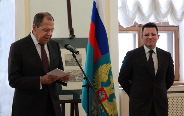 Serguéi Lavrov (izd.) y Vadim Duda (dch.) inauguran la muestra - Sputnik Mundo