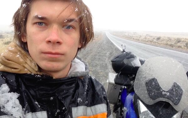 Conducir una motocicleta bajo la nieve es muy difícil - Sputnik Mundo