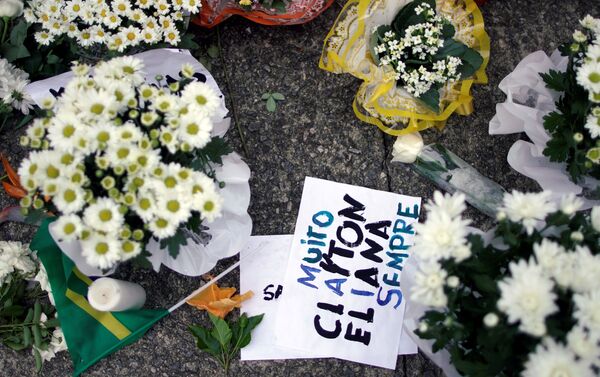 Rinden homenaje a las víctimas asesinadas en un tiroteo en la Escuela Raúl Brasil, frente a la escuela en Suzano, Brasil. - Sputnik Mundo