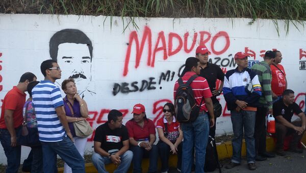 Un cartel recuerda a Hugo Chávez en Caracas - Sputnik Mundo