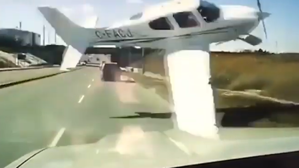 Una avioneta cae cerca de un vehículo en Canadá - Sputnik Mundo
