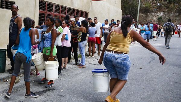 Venezolanos se abastecen de agua - Sputnik Mundo