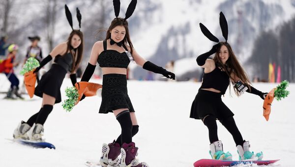 Bikinis y disfraces: miles de personas participan en el carnaval BoogelWoogel en Sochi - Sputnik Mundo