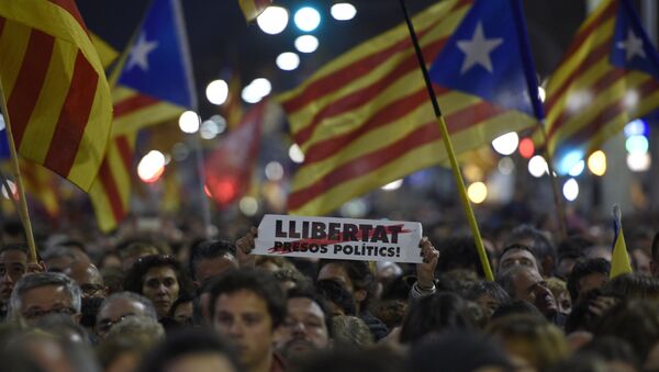 Manifestantes protestan por la libertad de los presos políticos catalanes - Sputnik Mundo
