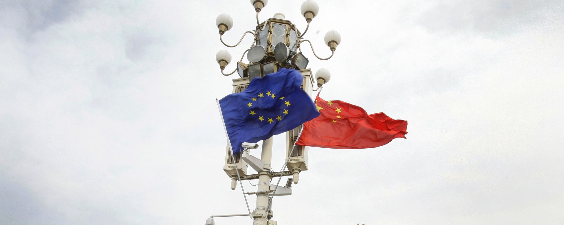 Las banderas de la UE y China - Sputnik Mundo, 1920, 02.01.2021