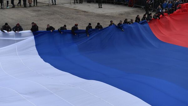 Los motociclistas del club ruso Lobos de la Noche establecen un récord al celebrar la reunificación de Crimea: exhiben la bandera más grande de Rusia - Sputnik Mundo