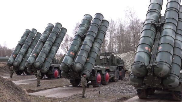 Así colocan los S-400 sus misiles en posición de lanzamiento en Kaliningrado - Sputnik Mundo