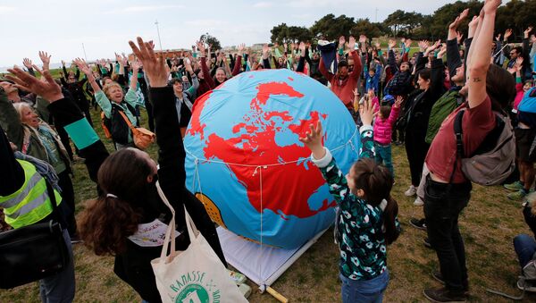 Unos manifestantes pidiendo medidas urgentes para combatir el cambio climático - Sputnik Mundo
