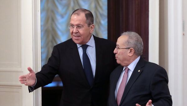 El ministro de Exteriores ruso, Serguéi Lavrov, y su par argelino, Ramtane Lamamra - Sputnik Mundo