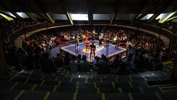 Ciudad de México. Arena Coliseo y sus espectadores durante la semifinal del “sábado retro” del Consejo Mundial de Lucha Libre en marzo de 2019 - Sputnik Mundo
