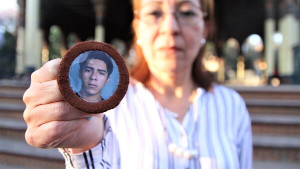 Ciudad de México. Ana Enamorado muestra la foto de su hijo Oscar López Enamorado quien salió de San Pedro Sula, Honduras, en 2008 y se comunicó por última vez en enero de 2010, desde Jalisco. - Sputnik Mundo