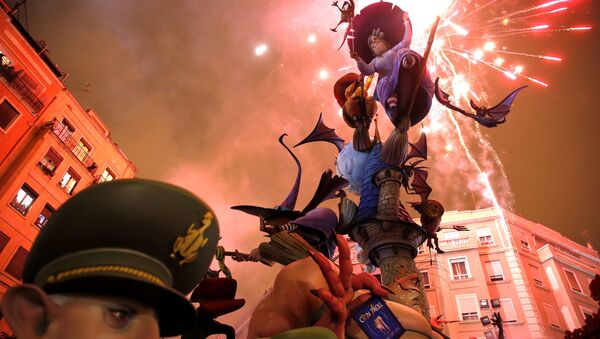 Сожжение фигуры на фестивале Фальяс в Испании - Sputnik Mundo