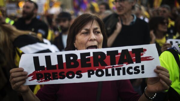 Una mujer con la pancarta a favor de libertad de presos independentistas catalanes - Sputnik Mundo