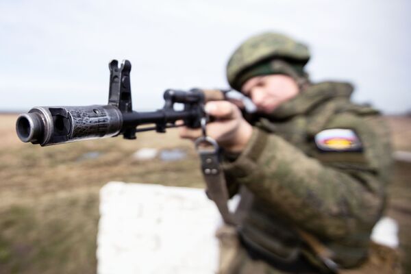 Fuertes, intrépidos e indoblegables: los militares rusos muestran su pericia en Kaliningrado - Sputnik Mundo