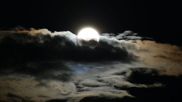 La luna entre las nubes - Sputnik Mundo