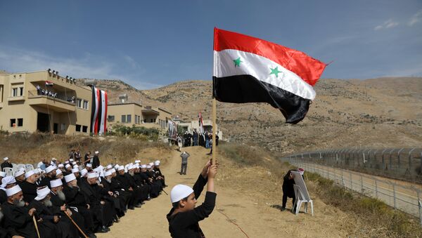Los drusos árabes en los Altos del Golán con la bandera de Siria (Archivo) - Sputnik Mundo