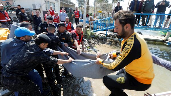 Rescate tras del hundimiento de un ferry en Mosul, Irak - Sputnik Mundo