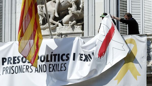 Retiran las pancartas, lazos y banderas independentistas colgadas en el Palau de la Generalitat en Cataluña, España - Sputnik Mundo