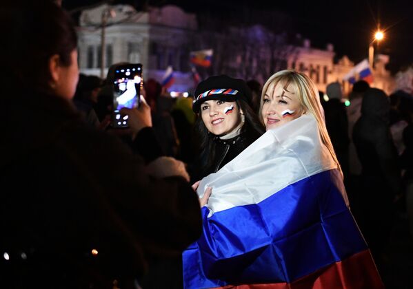 Las mejores fotos de la semana: un carnaval en bañadores, patinaje artístico y el concurso Miss Rusia - Sputnik Mundo