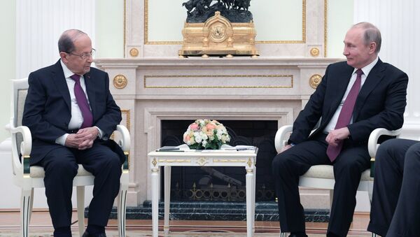 El presidente de Rusia, Vladímir Putin y el presidente libanés, Michel Aoun - Sputnik Mundo