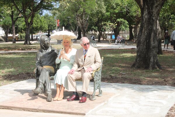 El príncipe Carlos y su esposa Camila en el parque John Lennon de La Habana El príncipe Carlos y su esposa Camila en el parque John Lennon de La Habana - Sputnik Mundo