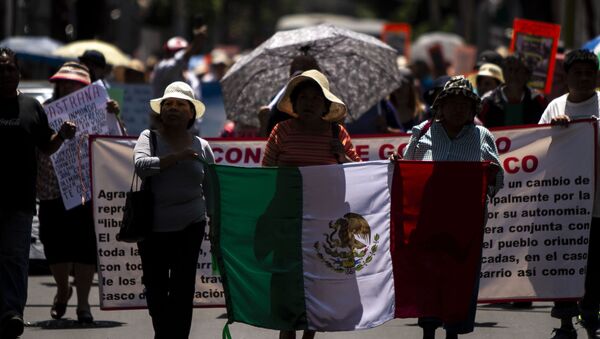 Manifestación de los 14 pueblos originarios de Xochimilco para exigir respeto a sus formas de gobierno, en la alcaldía. - Sputnik Mundo