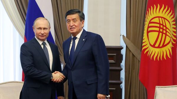 El presidente de Rusia, Vladímir Putin, y su par kirguís, Sooronbay Jeenbekov - Sputnik Mundo