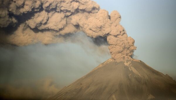 La erupción del volcán mexicano Popocatépetl - Sputnik Mundo