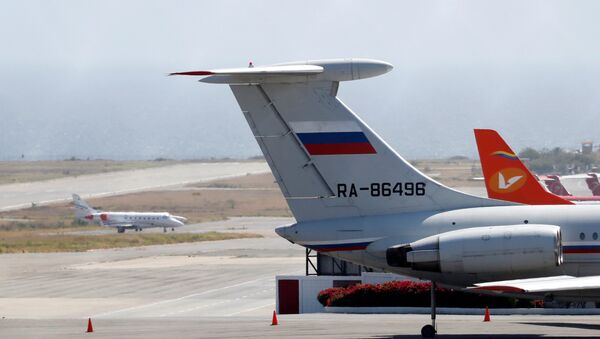 Avión de bandera rusa en el Aeropuerto Internacional Simón Bolivar de Caracas. - Sputnik Mundo