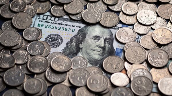 Monedas rusas y un billete de 100 dólares (imagen referencial) - Sputnik Mundo