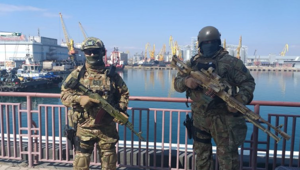 Hombres armados patrullan las calles de la ciudad de Odesa (Ucrania) - Sputnik Mundo