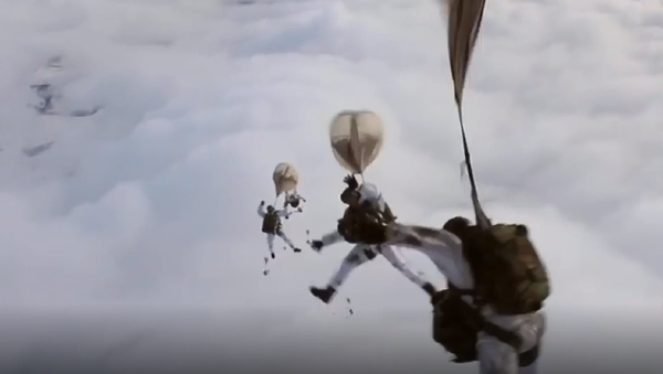 A prueba de todo: los paracaidistas militares rusos protagonizan una serie de maniobras - Sputnik Mundo