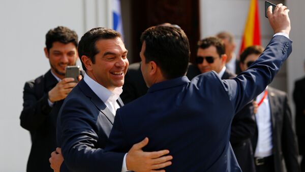 El primer ministro normacedonio, Zoran Zaev, y su homólogo de Grecia, Alexis Tsipras - Sputnik Mundo