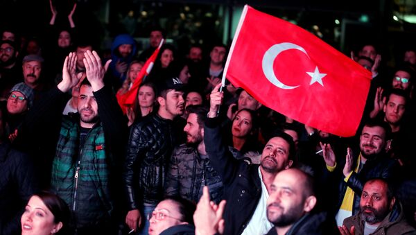 Los ciudadanos con la bandera de Turquía - Sputnik Mundo