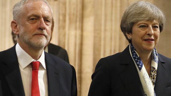 El líder laborista británico, Jeremy Corbyn, y la primera ministra del Reino Unido, Theresa May (archivo) - Sputnik Mundo
