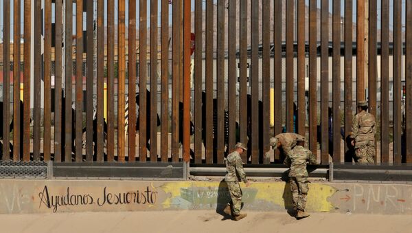 Militares estadounidenses custodian un trecho de la frontera entre EEUU y México entre El Paso y Ciudad Juárez, mientras transitan migrantes - Sputnik Mundo