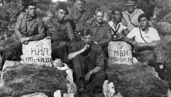 Tanquistas soviéticos al lado de las tumbas de sus compatriotas fallecidos durante la Guerra Civil en España - Sputnik Mundo