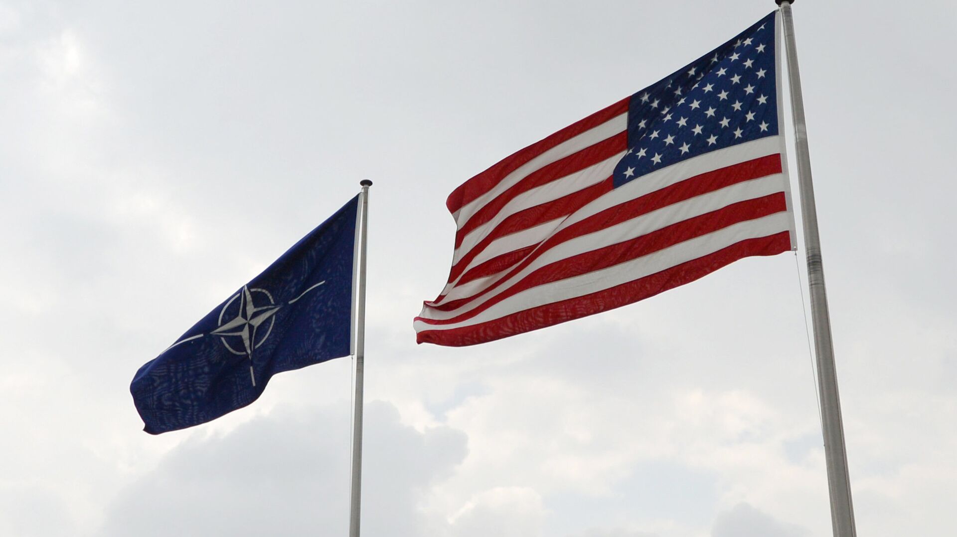 Banderas de EEUU y la OTAN en la sede de la alianza atlántica en Bruselas - Sputnik Mundo, 1920, 23.12.2021