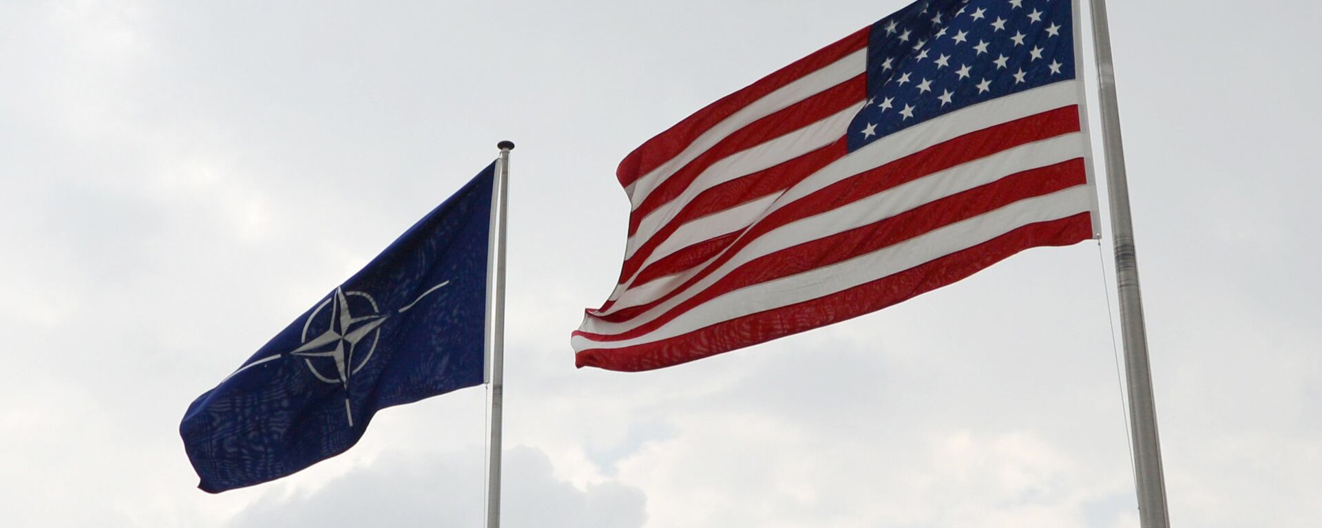 Banderas de EEUU y la OTAN en la sede de la alianza atlántica en Bruselas - Sputnik Mundo, 1920, 23.12.2021