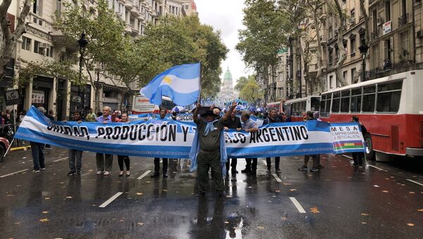 Los argentinos marcharon por la Plaza de Mayo en protesta por la precaria situación económica del país - Sputnik Mundo
