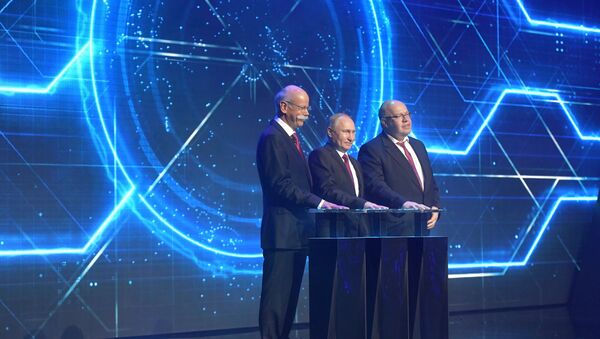 El presidente ruso, Vladímir Putin, participa en la ceremonia de inauguración de la planta de ensamblaje de automóviles Mercedes-Benz en la región de Moscú - Sputnik Mundo