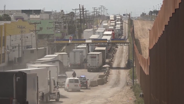 Caravanas de camiones tras la amenaza estadounidense de cerrar la frontera con México - Sputnik Mundo