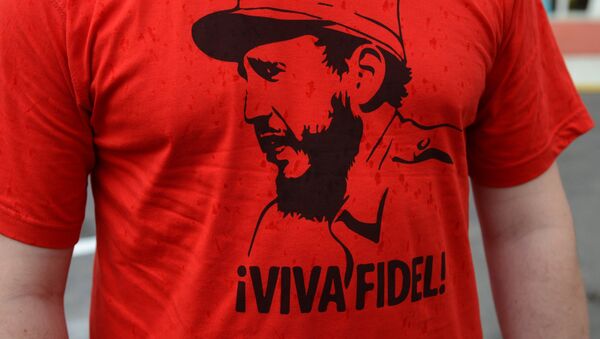 Una camiseta con una imagen de Fidel Castro, exlíder de Cuba - Sputnik Mundo