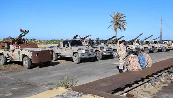 Vehículos militares a las afueras de Trípoli - Sputnik Mundo