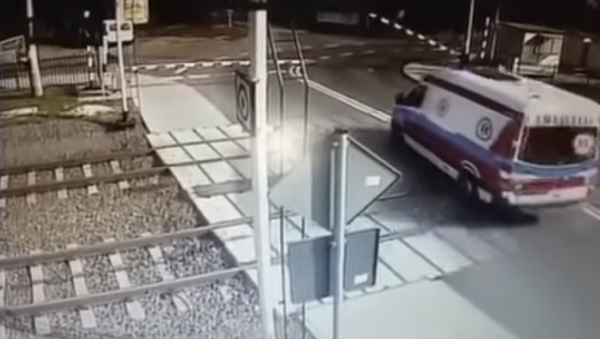Un tren embiste a toda velocidad a una ambulancia en Polonia - Sputnik Mundo